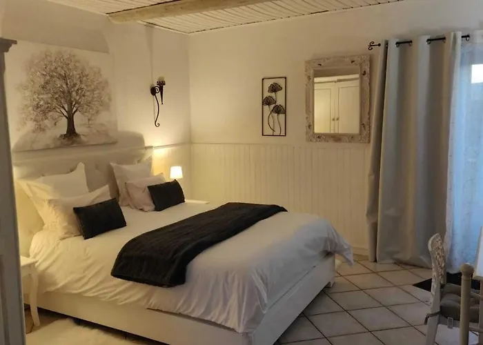 Lamaisonxv Bed & Breakfast Crest