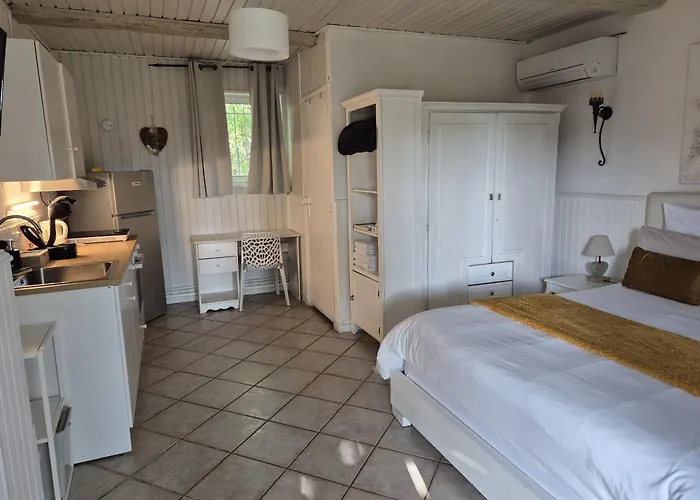 Lamaisonxv Bed & Breakfast Crest